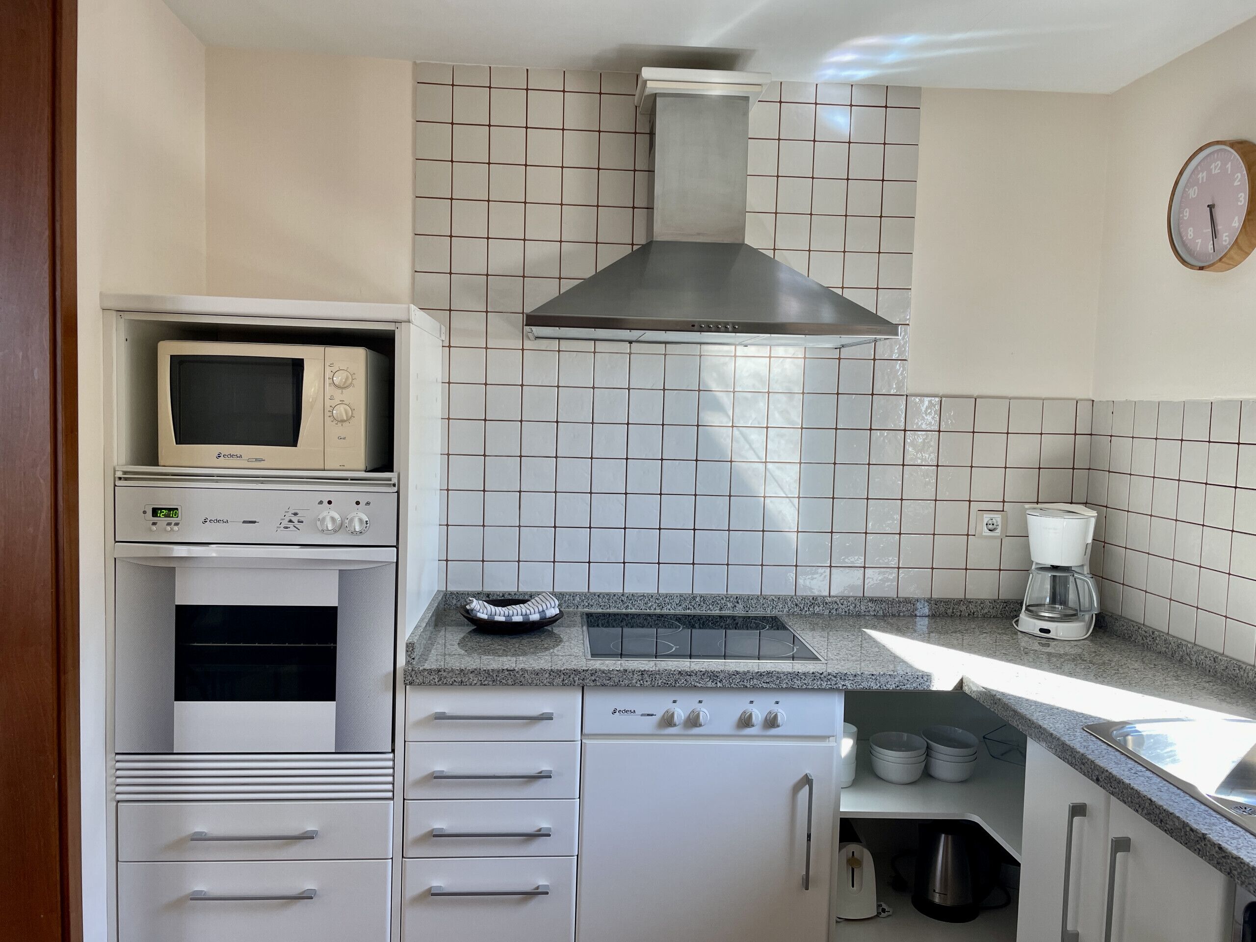 Microwave, mesin pencuci piring, dan mesin pembuat kopi/teh