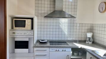 Microwave, mesin pencuci piring, dan mesin pembuat kopi/teh