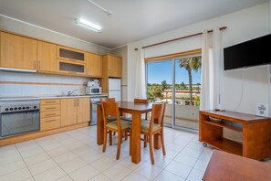 Fridge, microwave, oven, stovetop - Apartment 'Santa Teresinha A' with Shared Pool, Wi-Fi and Air Conditioning (Alvor)