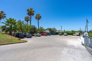 Property grounds - Apartment 'Santa Teresinha A' with Shared Pool, Wi-Fi and Air Conditioning (Alvor)