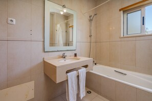 Shower, towels - Apartment 'Santa Teresinha C' with Shared Pool, Wi-Fi and Air Conditioning (Alvor)