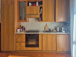Réfrigérateur, four, plaque de cuisson, cafetière/bouilloire