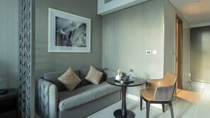 Studio Deluxe, balcon, vue sur la ville | Aire de séjour | Téléviseur à écran plat de 50 po avec télévision numérique