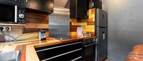 Kjøleskap, mikrobølgeovn, ovn og kaffetrakter/tekoker