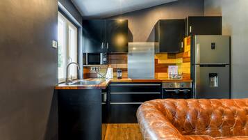 Fridge, microwave, oven, coffee/tea maker