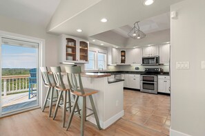 Kylskåp, mikrovågsugn, ugn och spishäll