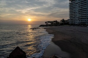 Na praia, espreguiçadeiras, toalhas de praia