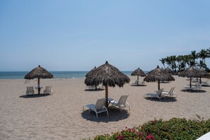 Plage, chaises longues, serviettes de plage