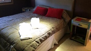 A bedroom with a bed, a nightstand, and a window. - Casa Río Spa (San José)