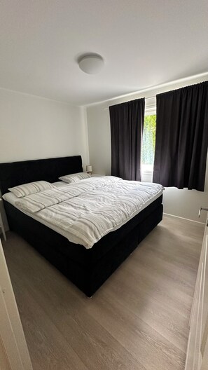 2 slaapkamers, een bureau, een strijkplank/strijkijzer, gratis wifi