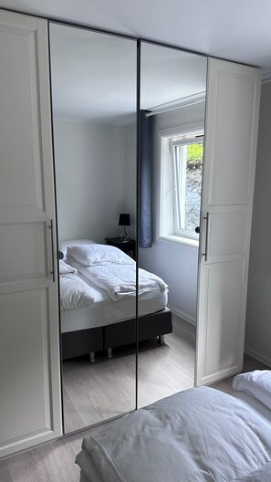 2 makuuhuonetta, työpöytä, silitysrauta/-lauta, ilmainen Wi-Fi