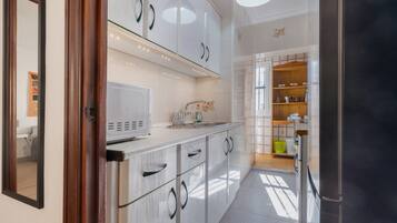 Fridge, microwave, stovetop, coffee/tea maker