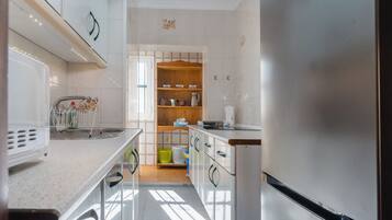 Frigorífico, microondas, placa de cocina y cafetera o tetera