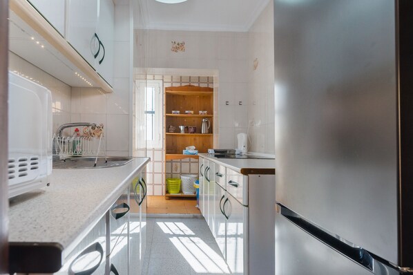 Fridge, microwave, stovetop, coffee/tea maker