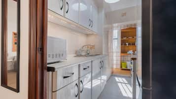 Réfrigérateur, micro-ondes, plaque de cuisson, cafetière/bouilloire