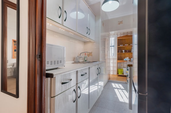 Fridge, microwave, stovetop, coffee/tea maker