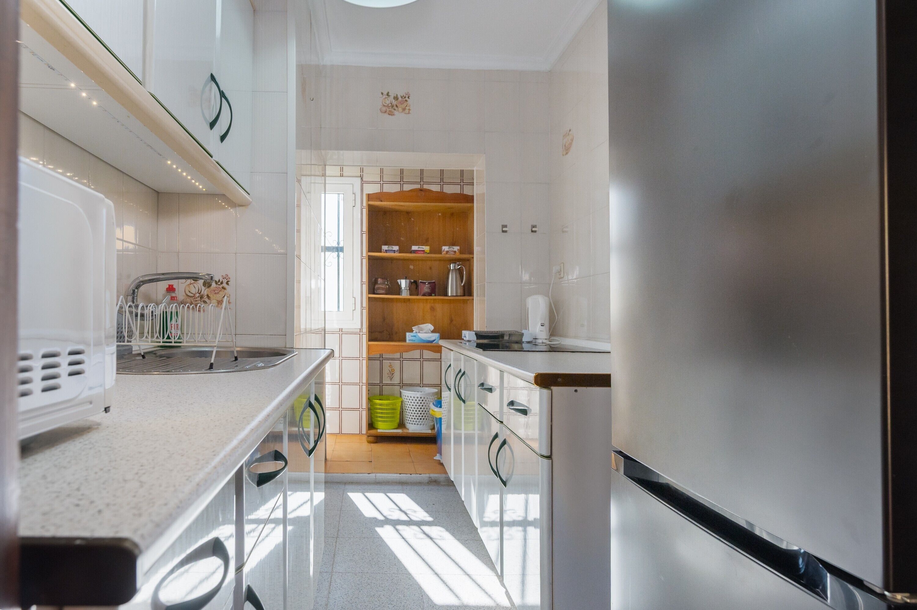 Frigorífico, microondas, placa de cocina y cafetera o tetera