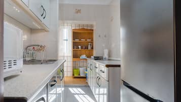 Refrigerador, microondas, parrilla de estufa y cafetera y tetera