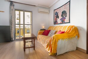 TV - Brigth Apartment 'Macarena' with Balcony, Wi-Fi and Air Conditioning (Sevilla)