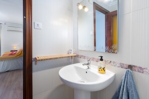 Shower, hair dryer, towels - Brigth Apartment 'Macarena' with Balcony, Wi-Fi and Air Conditioning (Sevilla)