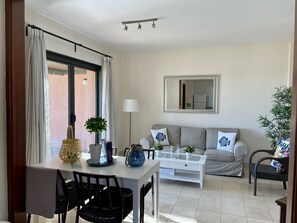 客室内のダイニングエリア