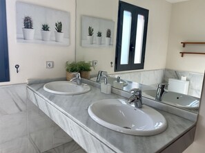 Shower, towels - Villa Beyond the Greens (San Bartolomé de Tirajana)