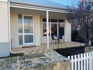 Outdoor dining - Atwell Family Accommodation
3 bedroom x 2 bathroom family home (Atwell)