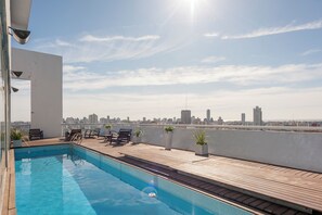 Una piscina al aire libre de temporada