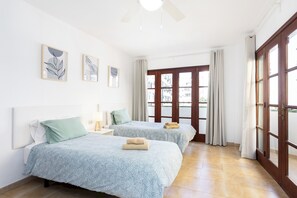 2 室のベッドルーム、アイロン / アイロン台、WiFi、ベッドシーツ