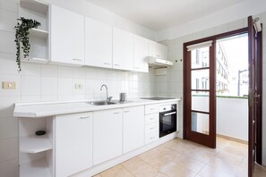 Mikrobølgeovn, ovn, kokeplater og kaffetrakter/tekoker