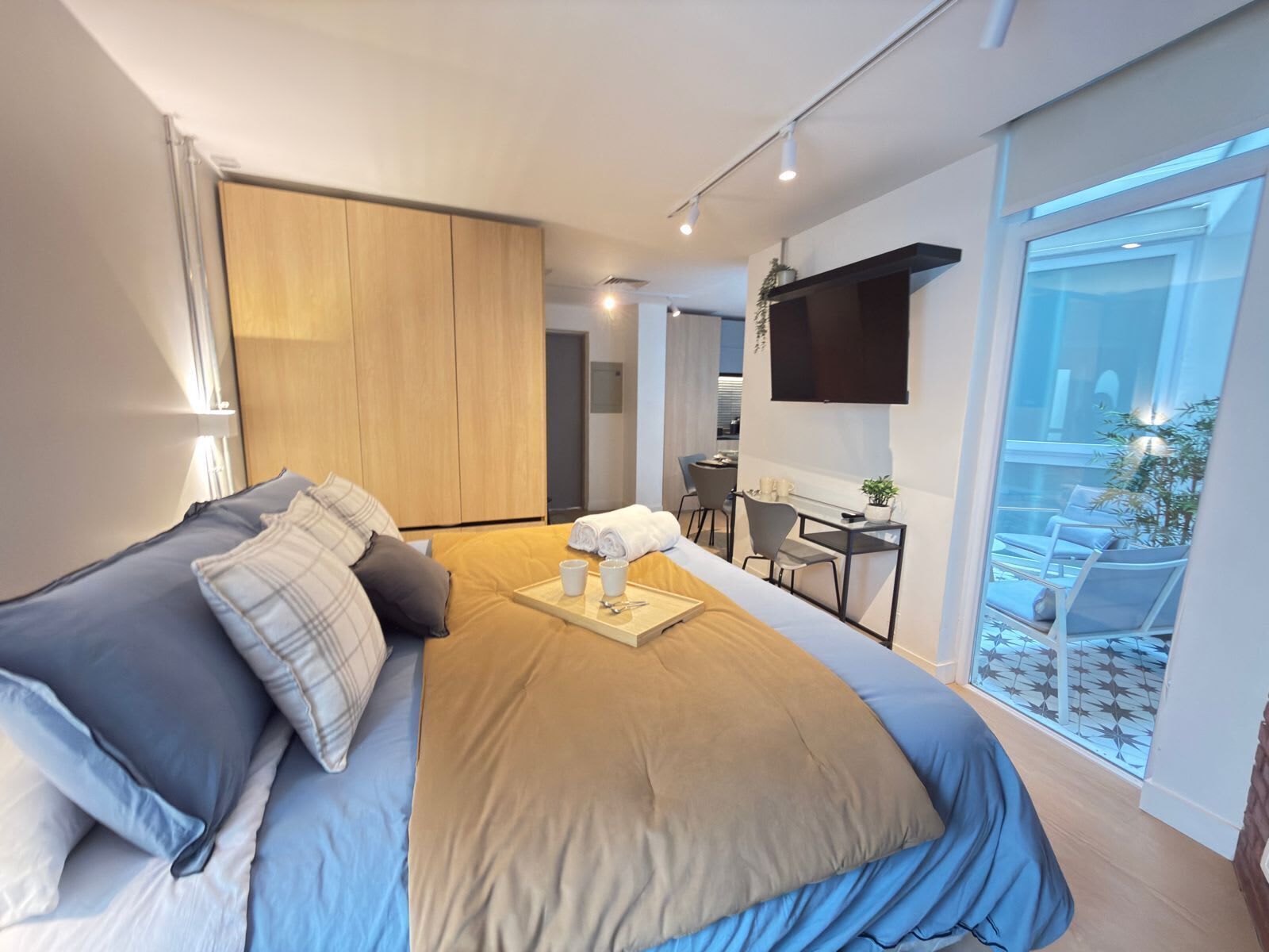 1 habitación, tabla de planchar con plancha, wifi y ropa de cama 