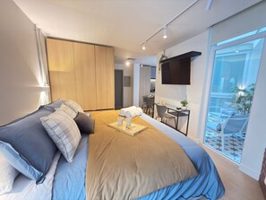 1 dormitorio, tabla de planchar con plancha, wifi y ropa de cama