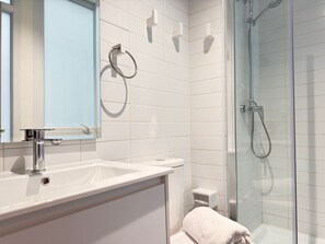 Een douche, een haardroger, handdoeken, shampoo