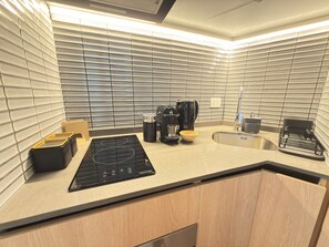 Kühlschrank, Mikrowelle, Ofen, Herdplatte