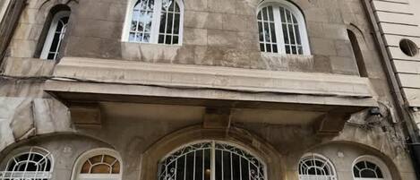 تفاصيل الفندق من الخارج