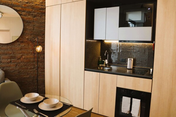 Fridge, microwave, oven, stovetop