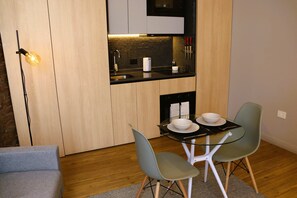 Kylskåp, mikrovågsugn, ugn och spishäll
