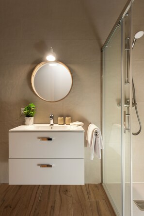 Studio Standard | Salle de bain | Séchoir à cheveux, serviettes fournies, savon, shampooing