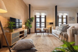 Comfort Apartment, 1 Bedroom | Down comforters, memory foam beds, in-room safe, laptop workspace