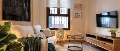 Standard Studio | In-room safe, blackout drapes, iron/ironing board, free WiFi