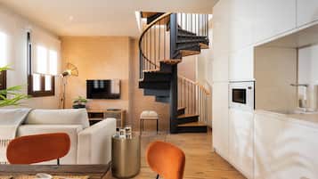 Exclusief appartement, 2 slaapkamers, terras | Een kluis op de kamer, verduisterende gordijnen