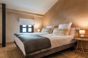 Appartement, 2 chambres, patio | Coffres-forts dans les chambres, rideaux occultants