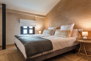 Appartement, 2 chambres, patio | Coffres-forts dans les chambres, rideaux occultants