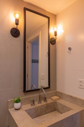 淋浴设施、吹风机、毛巾