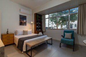 1 chambre, bureau, fer et planche à repasser, lit parapluie