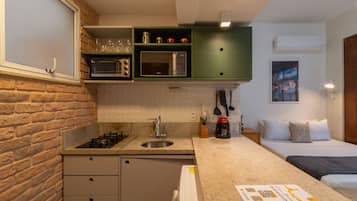 Refrigerador, microondas, horno y parrilla de estufa