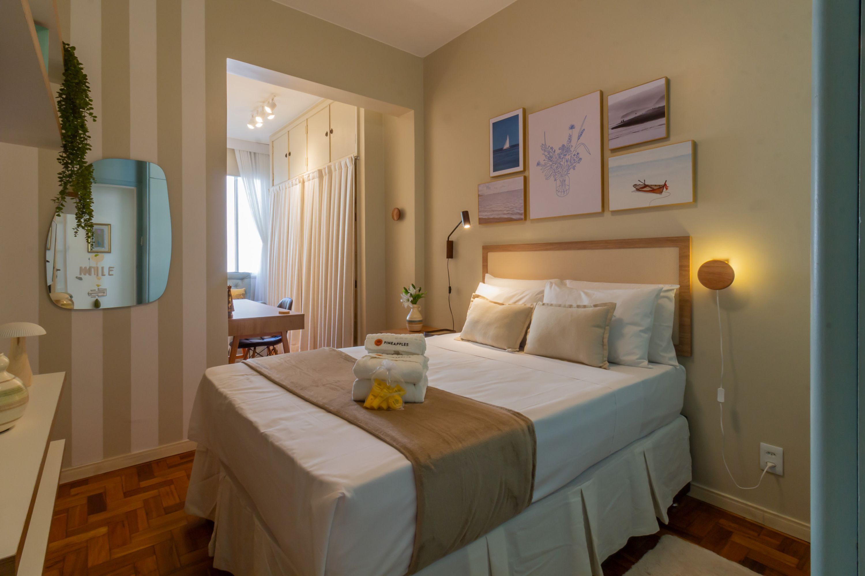 2 habitaciones, escritorio y tabla de planchar con plancha 