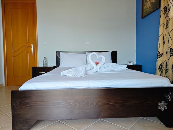 Tabla de planchar con plancha, wifi gratis y ropa de cama