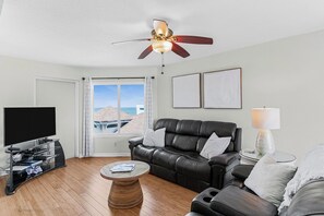 Una televisión, un reproductor de DVD