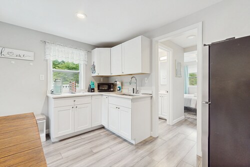 Private suite with roof deck, near golf, bus stop, shops, and trails